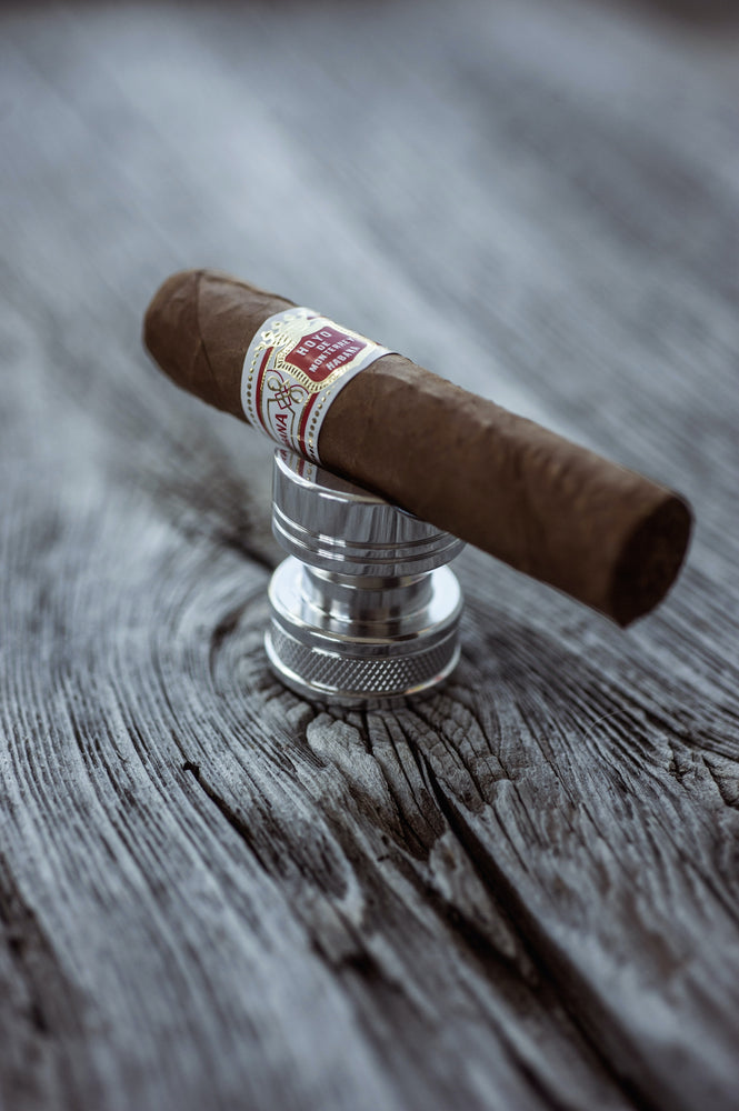 How Cigar Beginners Properly Ash